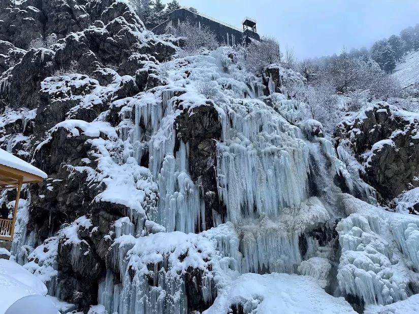 Drung-waterfall-in-Kashmir